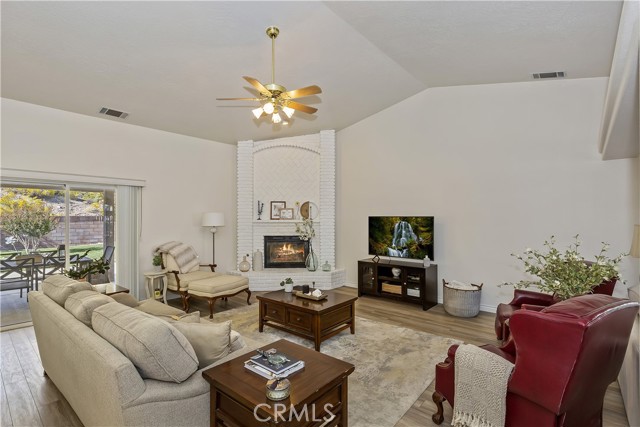 13660 SPRING VALLEY PKWY, Victorville CA: https://media.crmls.org/medias/372bc406-a7f2-4955-9d49-4fcf30cc2dd0.jpg