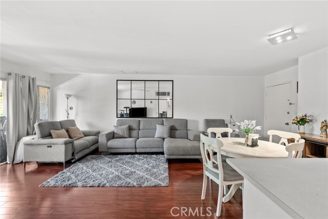 Detail Gallery Image 3 of 19 For 8601 International Ave #130,  Canoga Park,  CA 91304 - 2 Beds | 2 Baths