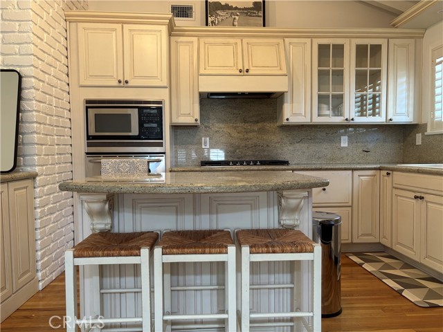 1631 Leycross Drive, La Canada Flintridge CA: https://media.crmls.org/medias/3735b31f-f777-4793-97f1-fc8d629730e0.jpg