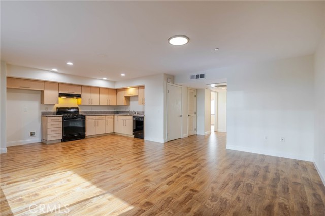 Detail Gallery Image 3 of 17 For 1466 Tamarind Ave #103,  Los Angeles,  CA 90028 - 2 Beds | 2 Baths