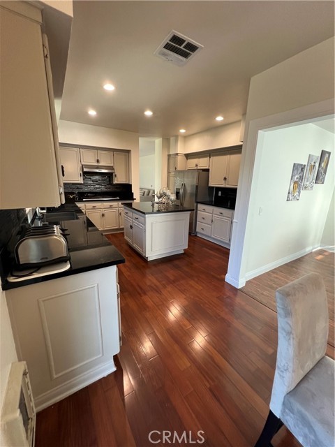 Detail Gallery Image 6 of 16 For 18855 Miranda St, Tarzana,  CA 91356 - 4 Beds | 3 Baths