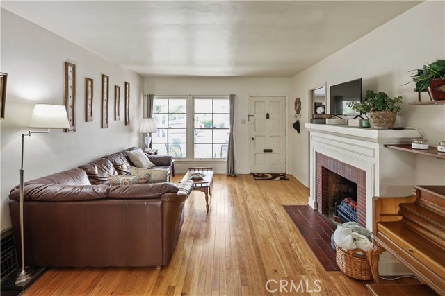 Detail Gallery Image 6 of 27 For 1200 N Valley St, Burbank,  CA 91505 - 4 Beds | 2 Baths