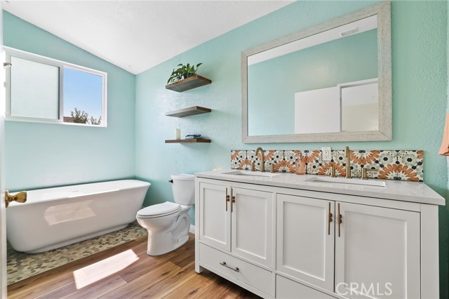 780 Gregory Lane, Oceanside CA: https://media.crmls.org/medias/373aaef6-3dea-4ae7-8f65-1779c3ba5015.jpg