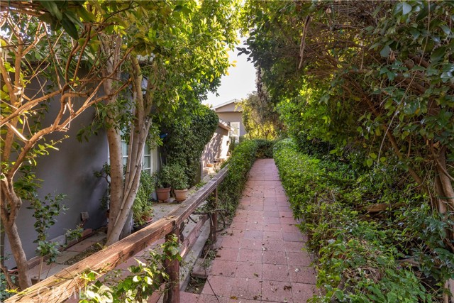 Detail Gallery Image 8 of 37 For 5653 Shirley Ave, Tarzana,  CA 91356 - 3 Beds | 2 Baths