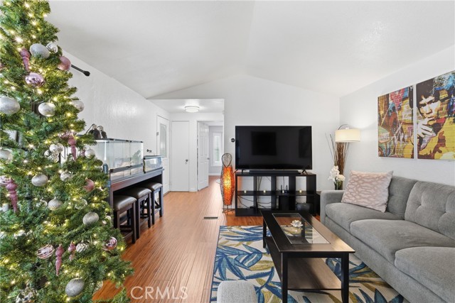 1602 Byron Court, Pomona CA: https://media.crmls.org/medias/373e5e60-f8e4-4d67-8b75-262602cf7462.jpg