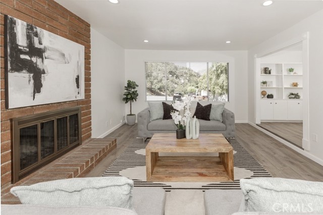 2101 El Arbolita Drive, Glendale CA: https://media.crmls.org/medias/373ec92d-da40-4d61-be50-0dc2977a305e.jpg