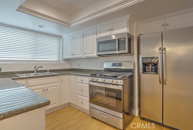 Detail Gallery Image 8 of 27 For 10645 Wilshire Bld #201,  Los Angeles,  CA 90024 - 2 Beds | 2 Baths