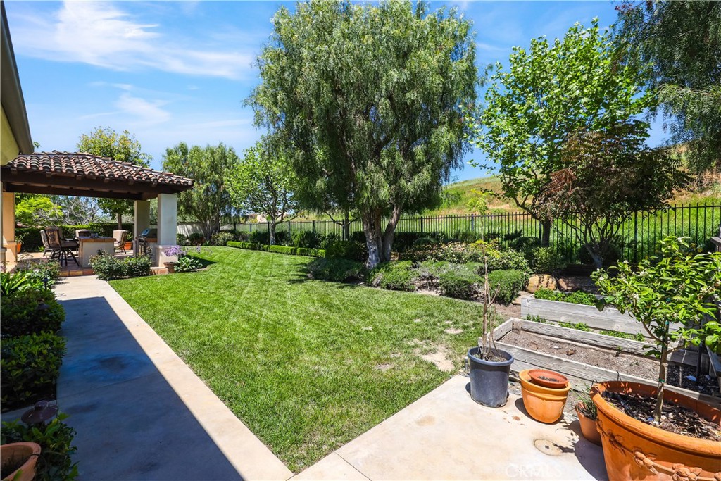 https://media.crmls.org/medias/37473d34-df7d-4c08-b79e-6a9d31d9b5b4.jpg?preset=X-Large
