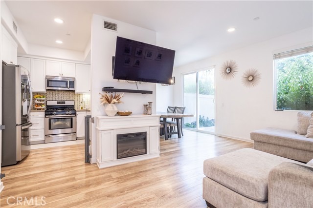 Detail Gallery Image 5 of 27 For 10261 Angel Ln, Pacoima,  CA 91331 - 4 Beds | 2/1 Baths