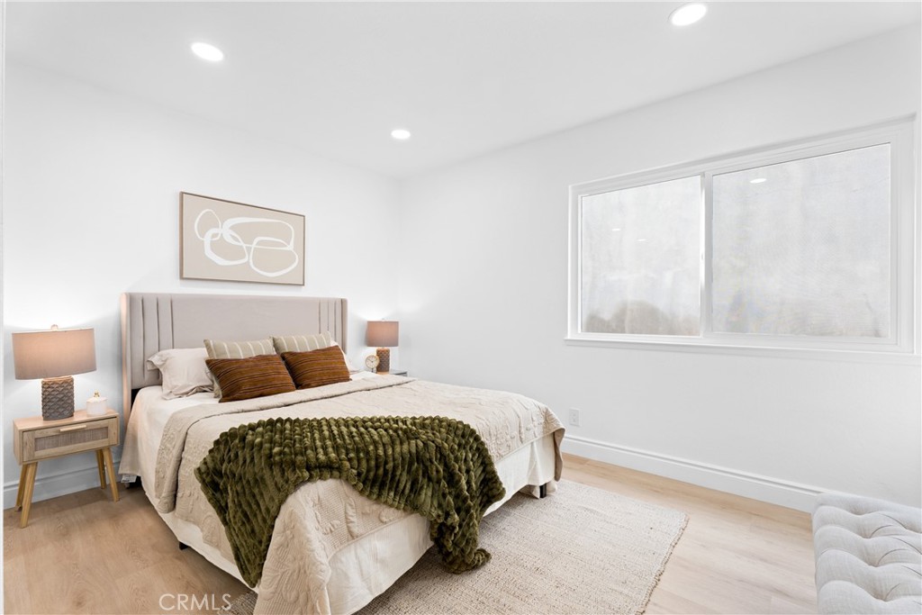 https://media.crmls.org/medias/374a507e-975a-4b3e-ab96-33efee169d7f.jpg?preset=X-Large
