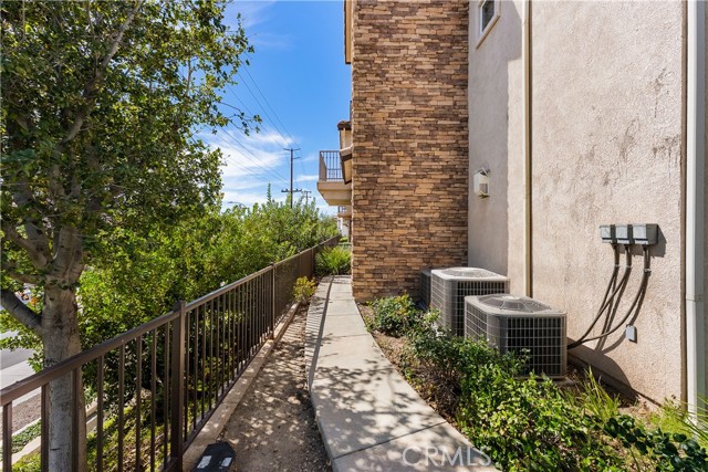 Detail Gallery Image 3 of 28 For 27968 Avalon, Canyon Country,  CA 91351 - 2 Beds | 2 Baths