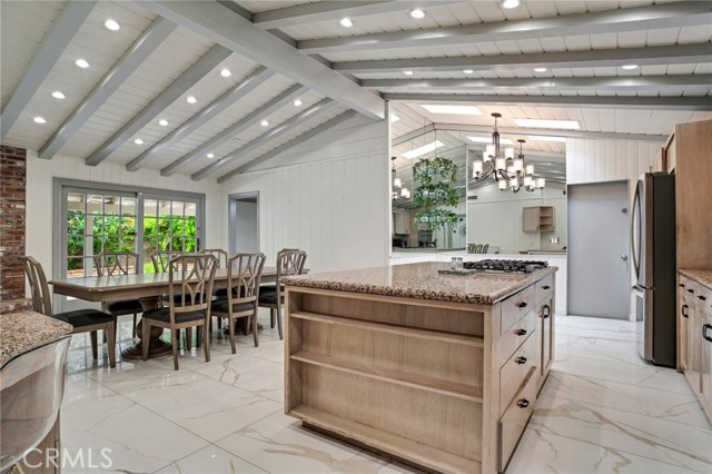 Detail Gallery Image 8 of 39 For 19710 Henshaw St, Woodland Hills,  CA 91364 - 4 Beds | 4 Baths