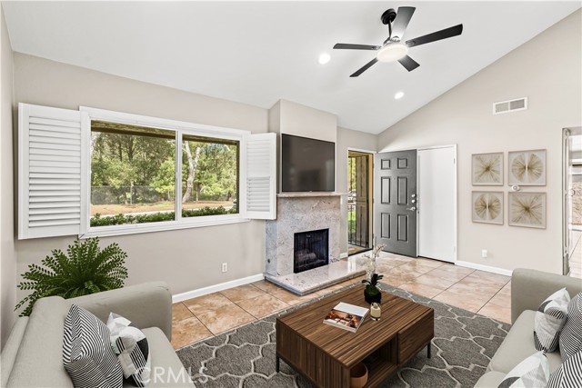 Detail Gallery Image 4 of 35 For 21 Summerwalk Ct, Newport Beach,  CA 92663 - 2 Beds | 2 Baths