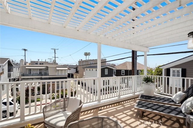 Detail Gallery Image 16 of 27 For 109 Onyx Ave, Newport Beach,  CA 92662 - 3 Beds | 4/1 Baths