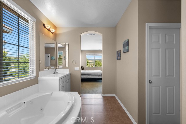 29266 Mission Trail Lane, Valencia CA: https://media.crmls.org/medias/3755ecfa-9ca4-4c09-afed-5cbbec9cec42.jpg