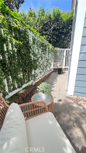 Detail Gallery Image 9 of 29 For 1830 Stoner Ave #1,  Los Angeles,  CA 90025 - 2 Beds | 3 Baths