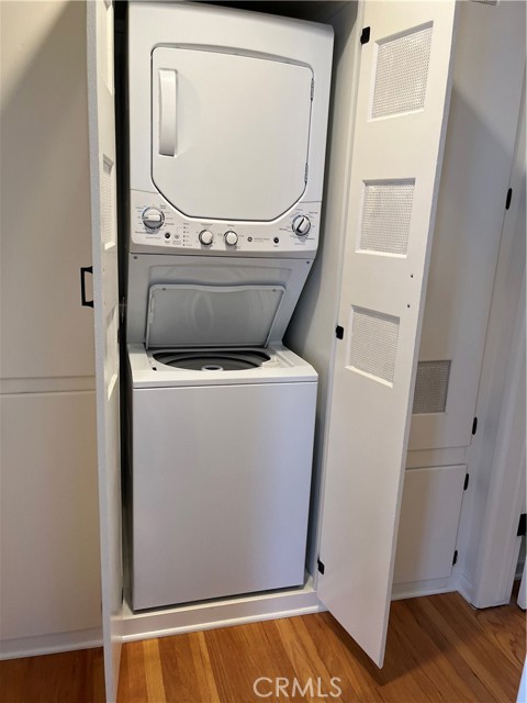 HALLWAY WASHER DRYER WITH DOUBLE DOORS