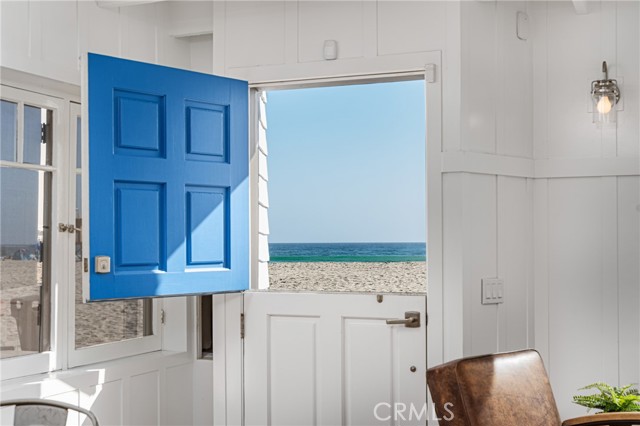 2500 W Oceanfront, Newport Beach CA: https://media.crmls.org/medias/375a70d6-c74e-4273-8a27-7dd642ed9fc9.jpg