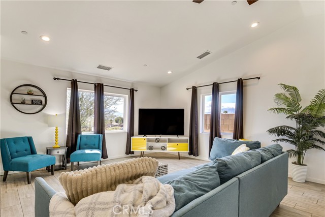Detail Gallery Image 4 of 21 For 66560 Ocotillo, Desert Hot Springs,  CA 92240 - 4 Beds | 2 Baths