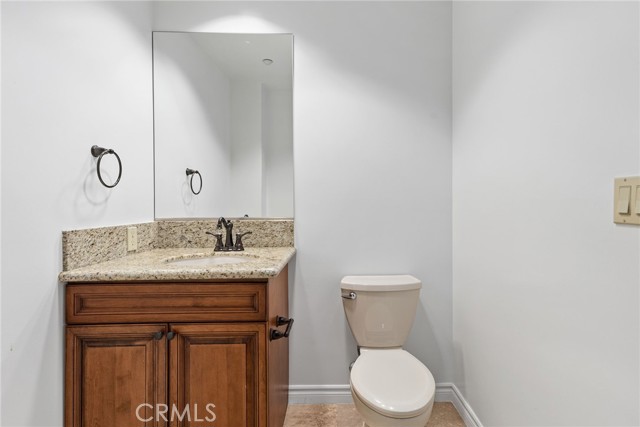 Detail Gallery Image 5 of 29 For 11633 Chenault St #202,  Los Angeles,  CA 90049 - 2 Beds | 2/1 Baths