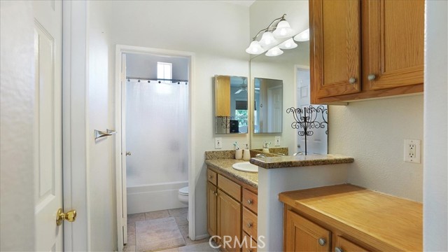 Detail Gallery Image 13 of 19 For 23433 Abbey Glen Pl, Valencia,  CA 91354 - 2 Beds | 2/1 Baths