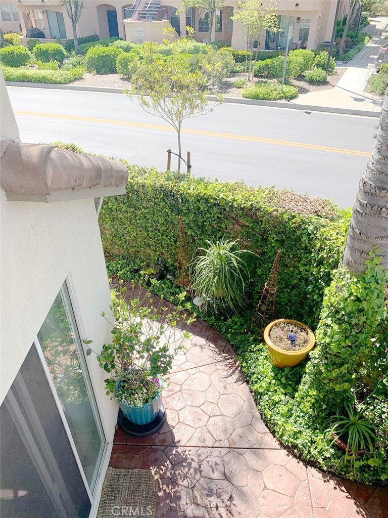 https://media.crmls.org/medias/375e0942-491b-4c0c-bf60-761ab91ccd03.jpg?preset=X-Large