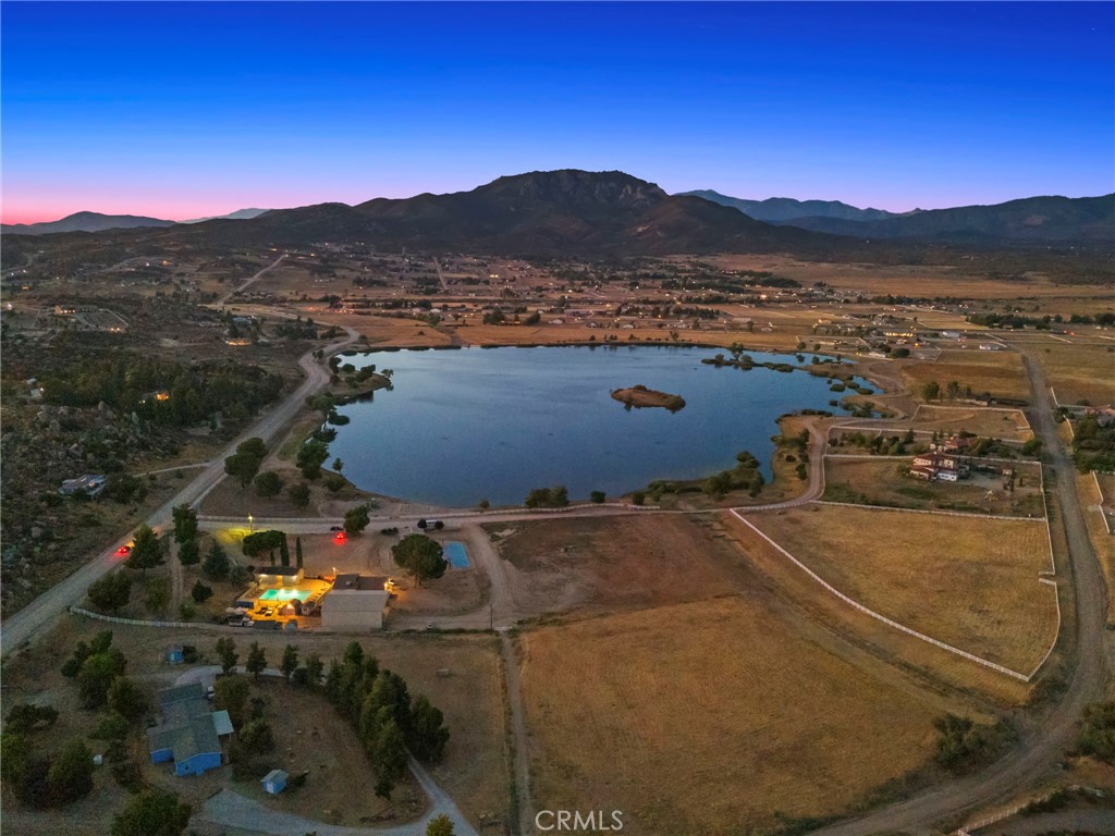 https://media.crmls.org/medias/37602d47-373a-4ce0-a456-3356926e54f0.jpg?preset=X-Large