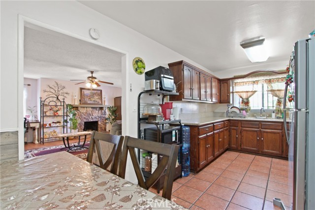 916 W 53rd ST Street, Los Angeles CA: https://media.crmls.org/medias/37653d58-5602-4979-a859-2f533e0976a1.jpg