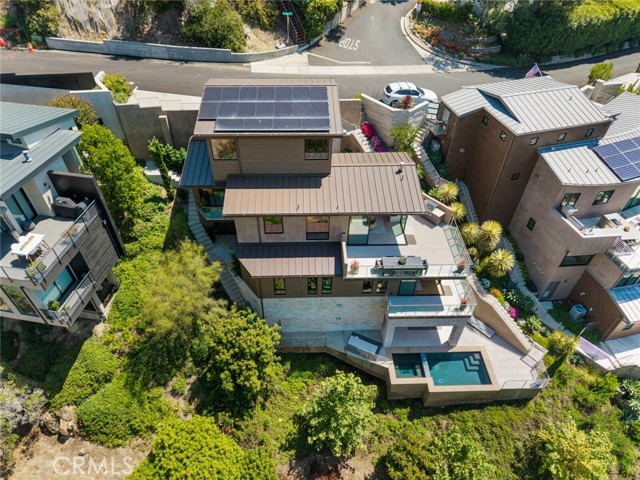 702 Diamond, Laguna Beach CA: https://media.crmls.org/medias/37686729-a7b8-42b6-8306-e44797a66bfd.jpg