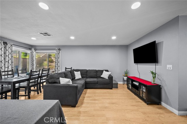 Detail Gallery Image 13 of 44 For 16503 Fairglade, Canyon Country,  CA 91387 - 4 Beds | 3 Baths