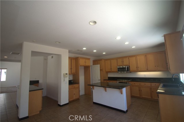 4832 Summerbreeze Court, Palmdale CA: https://media.crmls.org/medias/376c423c-f282-4eb1-b7ee-229fcd36f785.jpg