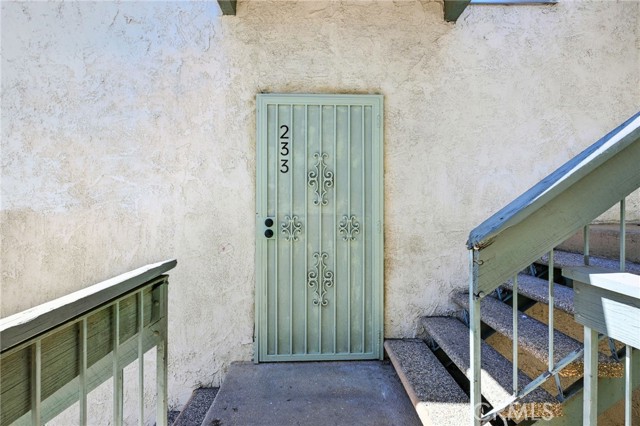 8601 International Avenue, Canoga Park CA: https://media.crmls.org/medias/376c48f8-189a-4798-997f-5db4dff713b2.jpg