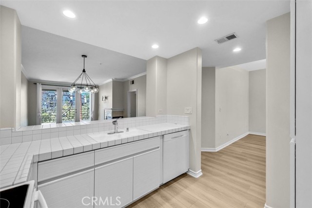 Detail Gallery Image 5 of 36 For 2243 Martin, Irvine,  CA 92612 - 2 Beds | 2 Baths