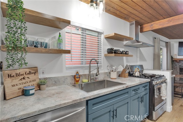 906 W Aeroplane Boulevard, Big Bear City CA: https://media.crmls.org/medias/377477c4-126d-4c71-8c54-e5c6df823e34.jpg