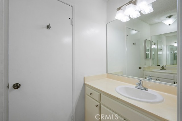 Detail Gallery Image 36 of 47 For 19451 Sherman Way #301,  Reseda,  CA 91335 - 3 Beds | 2/1 Baths