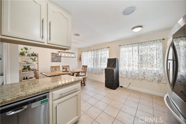 Detail Gallery Image 21 of 47 For 19950 Sherman Way Unit a a,  Winnetka,  CA 91306 - 3 Beds | 4 Baths