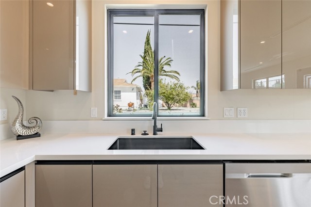 5805 Bucknell Avenue, Valley Village CA: https://media.crmls.org/medias/37796392-42da-4659-a353-18759bf37c4d.jpg
