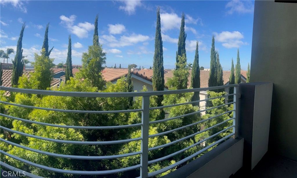 https://media.crmls.org/medias/377a0ed3-4c64-4cec-bde6-080a7db51082.jpg?preset=X-Large