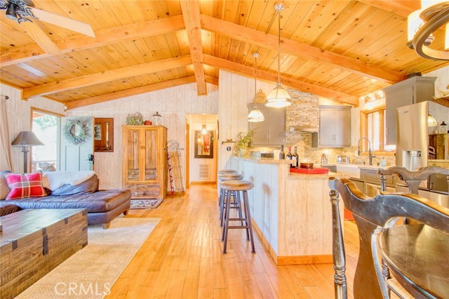 5475 Acorn Trail, Wrightwood CA: https://media.crmls.org/medias/377b2dad-77af-4891-ba28-b44985d38488.jpg