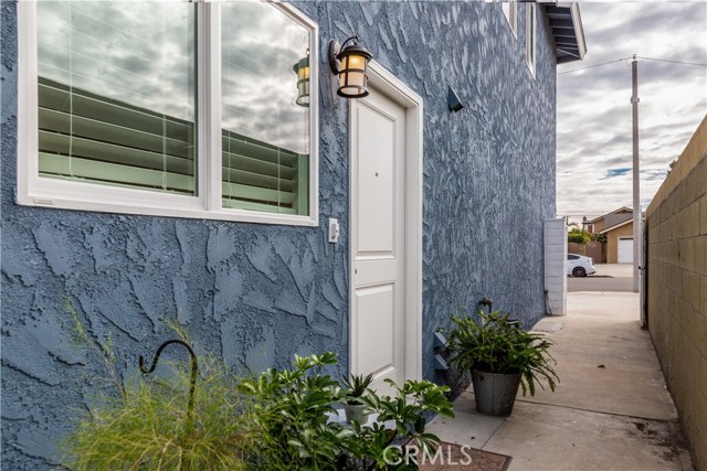 6051 Summerdale Drive, Huntington Beach CA: https://media.crmls.org/medias/377e4ea2-c74b-4159-9ddc-a0dcb5916a92.jpg