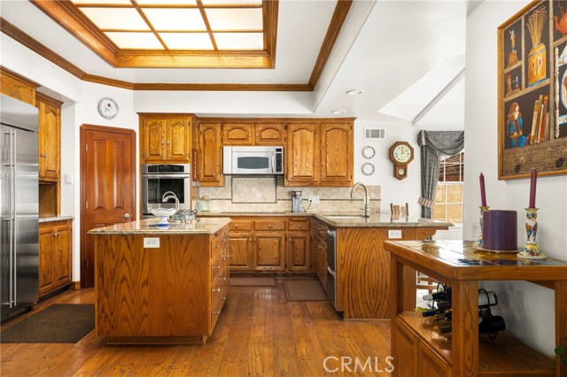 Warm and Inviting Kitchen with Ample Cabinetry and Granite Countertops