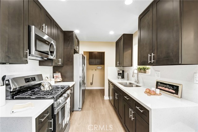 Detail Gallery Image 8 of 23 For 946 W Kendall, Corona,  CA 92882 - 3 Beds | 2 Baths