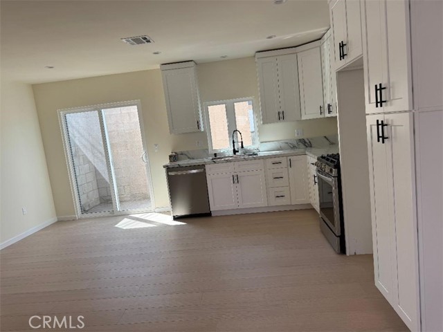 Detail Gallery Image 1 of 11 For 636 Pioneer a,  Glendale,  CA 91203 - 2 Beds | 2 Baths