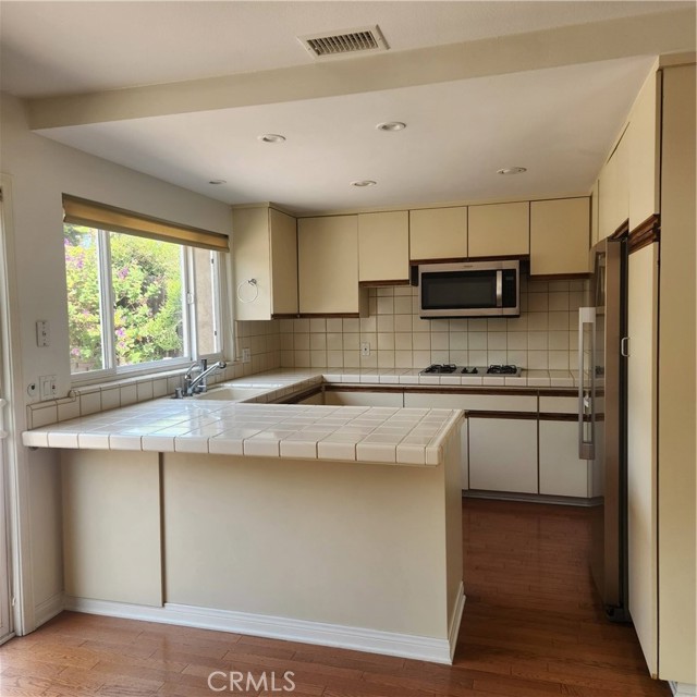 Detail Gallery Image 9 of 18 For 1023 8th St, Manhattan Beach,  CA 90266 - 3 Beds | 2 Baths