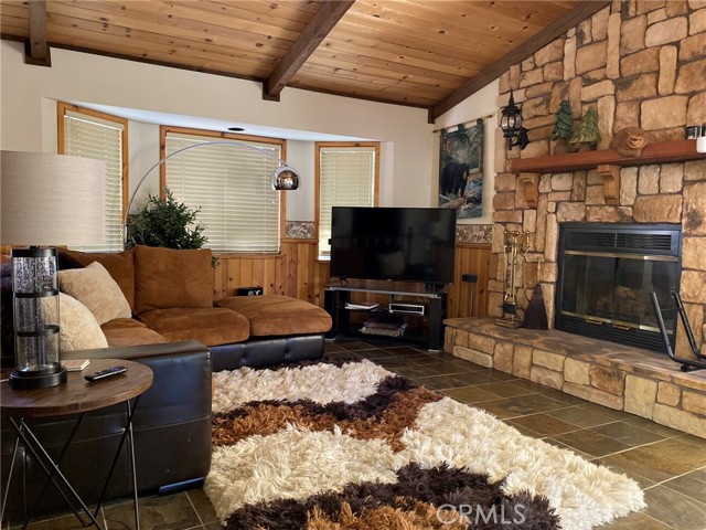 43133 Moonridge Rd, Big Bear CA: https://media.crmls.org/medias/378ebcfe-5c41-43ff-8e45-71afd9c616f5.jpg