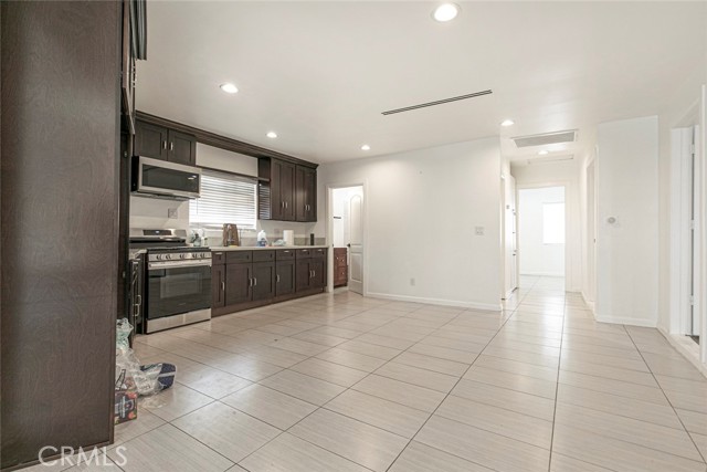 10265 Strathern Street, Sun Valley CA: https://media.crmls.org/medias/37900639-3ed4-4eb4-a335-ff228f78d815.jpg
