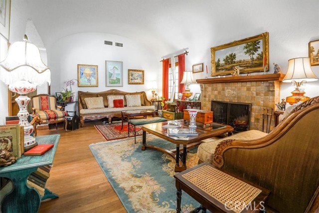 2270 E Orange Grove Boulevard, Pasadena CA: https://media.crmls.org/medias/37913f70-667f-4c69-a476-822271aa58d7.jpg