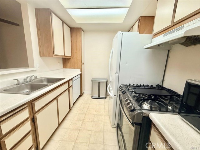 Detail Gallery Image 6 of 19 For 16377 Lakeshore 2d,  Lake Elsinore,  CA 92530 - 2 Beds | 2 Baths