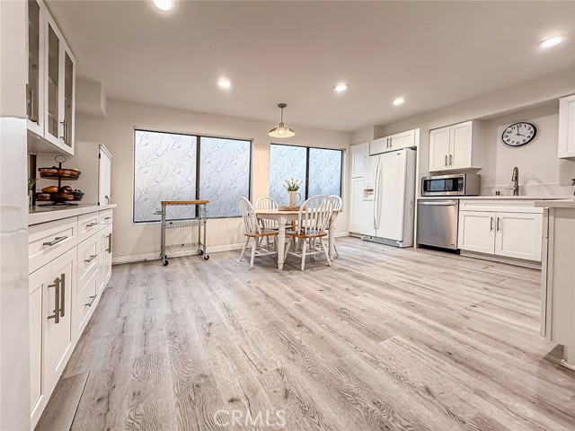 Detail Gallery Image 11 of 31 For 22038 Vanowen St #113,  Woodland Hills,  CA 91303 - 2 Beds | 2/1 Baths