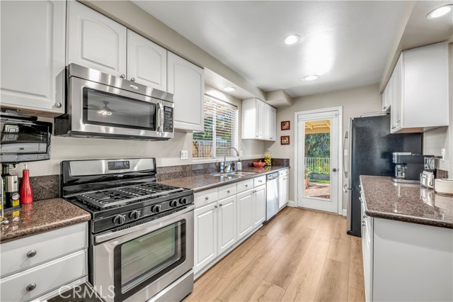 Detail Gallery Image 14 of 35 For 475 Termino, Corona,  CA 92879 - 4 Beds | 2 Baths